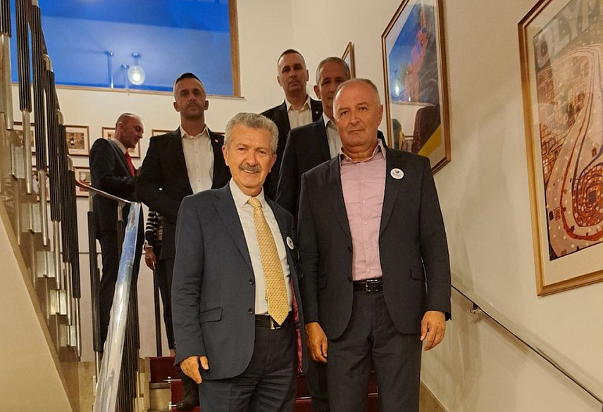 САРАЈЕВО, 14. СЕПТЕМБРА /СРНА/ - Министар одбране у Савјету министара Зукан Хелез разговарао је у Лондону са око 120 младих стручњака из БиХ, који живе и раде у Великој Британији.  