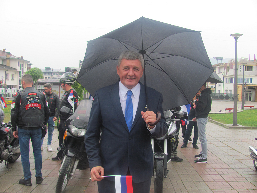 ПАЛЕ, 12. СЕПТЕМБРА /СРНА/ - Чланови мото-клубова су прошли улицама Пала и дијелили заставице грађанима са молбом да их окаче на прозорима својих кућа.