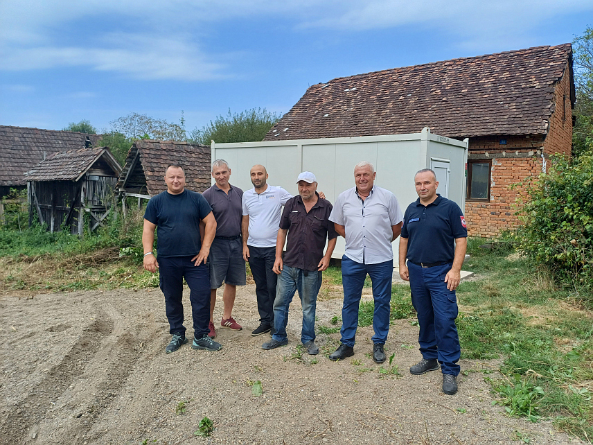 ДЕРВЕНТА, 14. СЕПТЕМБАР/СРНА/ - Стамбени контејнер за Добривоја Тутњевића из дервенстког села Доњи Детлак, који је донирао предсједник Владе Републике Српске Радован Вишковић, данас су припадници Републичке управе цивилне заштите превезли на припремљени терен и поставили на његовом имању.