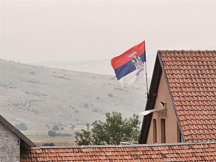 БОСАНСКО ГРАХОВО, 14. СЕПТЕМБРА /СРНА/ - Српске тробојке завијориле су се у Босанском Грахову уочи сутрашњег Дана српског јединства, слободе и националне заставе који заједнички обиљежавају Република Српска и Србија.