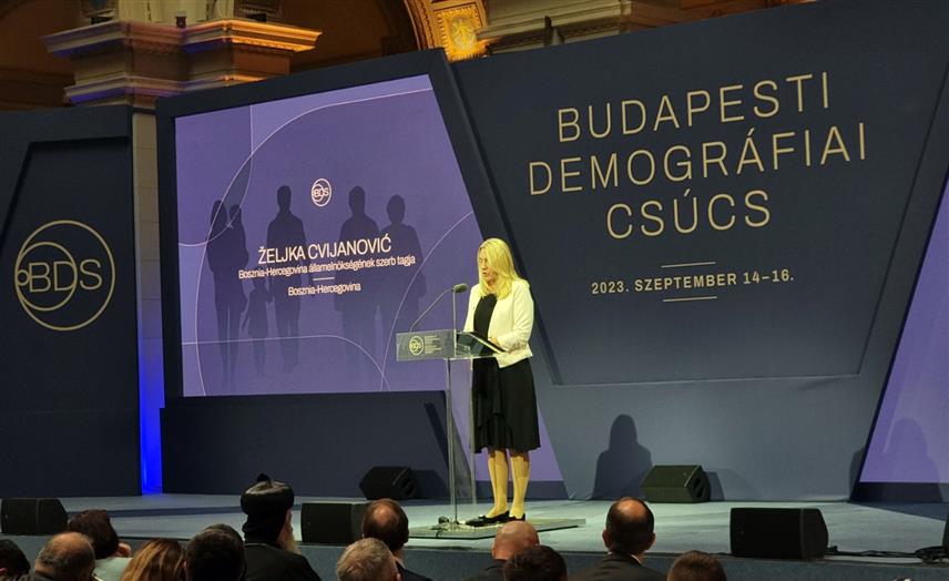БУДИМПЕШТА, 14. СЕПТЕМБРА /СРНА/ - Српски члан Предсједништва БиХ Жељка Цвијановић током обраћања на Демографском самиту у Будимпешти.