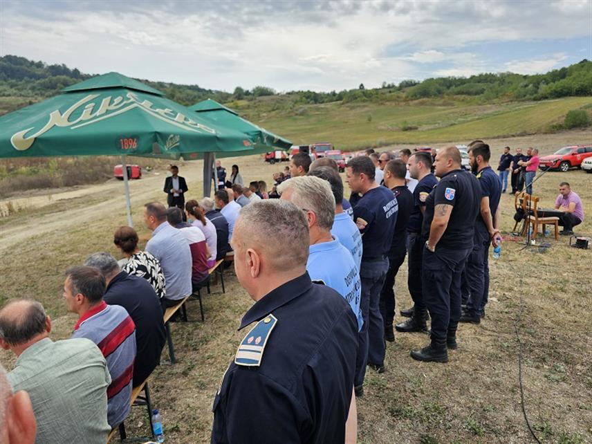 УГЉЕВИК, 14. СЕПTЕМБРА /СРНА/ - У Мезгаји, код Угљевика, данас је одржана тактично-показна вјежба “Угљевик 2023” ватрогасаца из седамнаест општина републике Спске , из њихових Ватрогасних једница.