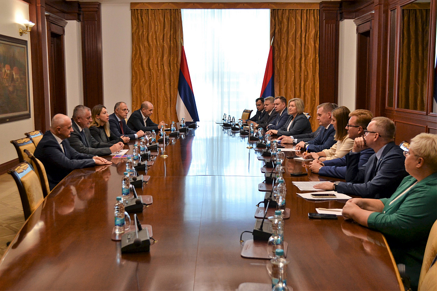 БАЊАЛУКА, 14. СЕПТЕМБРА /СРНА/ - Предсједник Владе Републике Српске Радован Вишковић и министар међународних и спољноекономских веза Свердловске области из Русије Вјачеслав Јурјевич Јарин истакли су на састанку у Бањалуци могућност снажнијег привредног повезивања и сарадње компанија из Републике Српске и ове руске регије, као и универзитета и у области културе.
