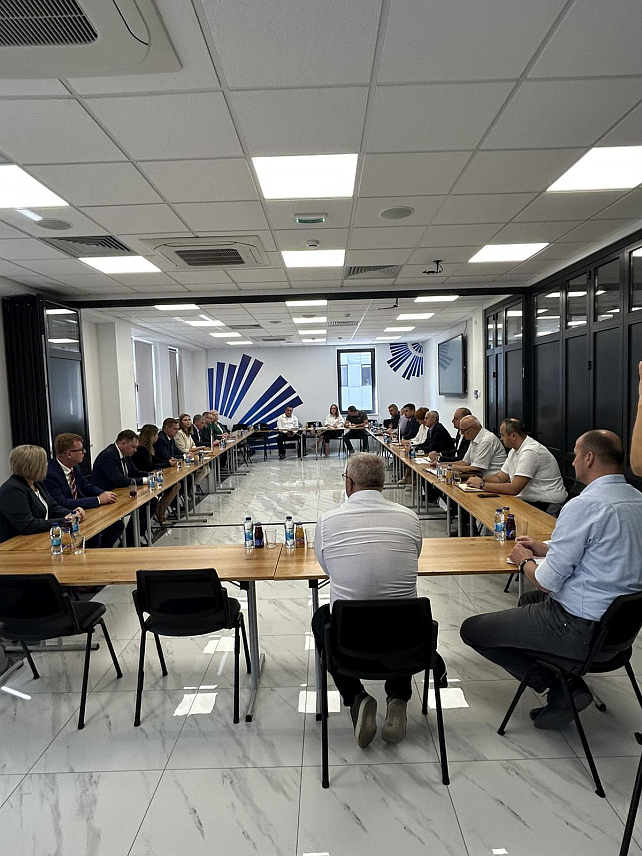 БАЊАЛУКА, 14. СЕПTЕМБРА /СРНА/ - Представници Привредне коморе Републике на састанку са делегацијом Свердловске области у Русији.