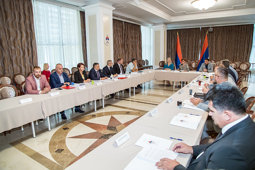 ПРЊАВОР, 14. СЕПТЕМБРА /СРНА/ - Градоначелник Прњавора Дарко Томаш потписао је данас у Бањалуци са министром финансија Српске Зором Видовић уговор о преносу кредитних средстава Европске инвестиционе банке за изградњу водоводне мреже за насеља Мравица, Лишња, Гаљиповци и Ратковац од 1.380.488 евра, по пројекту "Водовод и канализација у Републици Српској два".