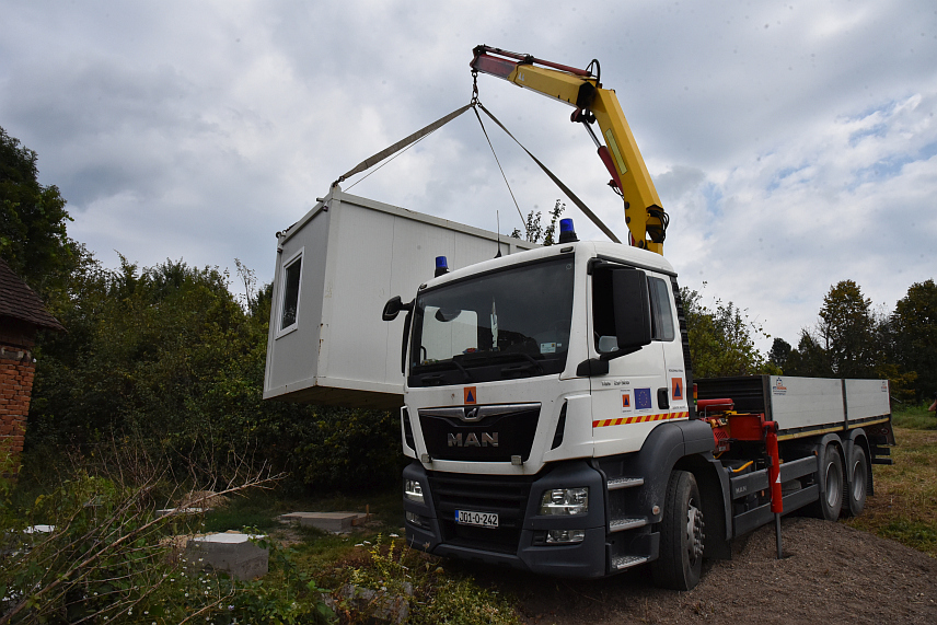 БАЊАЛУКА, 14. СЕПТЕМБРА /СРНА/ - Предсједник Владе Републике Српске Радован Вишковић обезбиједио је стамбени контејнер за педесетседмогодишњег Добривоја Тутњевића из Дервенте који живи у веома тешким условима, у неусловној старој кући трошних зидова и без воде.