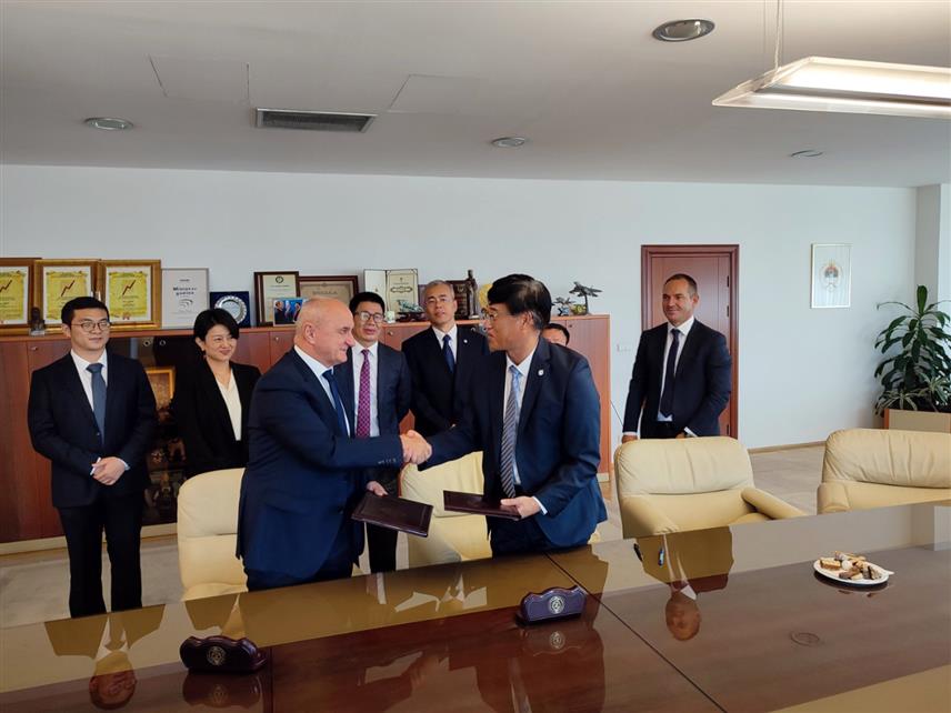 БАЊАЛУКА, 14. СЕПТЕМБРА /СРНА/ - Министар енергетике и рударства Републике Српске Петар Ђокић и предсједник Управног одбора компаније АВИК /China National Aero-Technology International Engineering Corporation/ Лиу Хонгоунг /Liu Hongghoung/ потписали су данас у Бањалуци Меморандум о разумијевању о пројекту изградње Хидроелектране /ХЕ/ "Билећа".