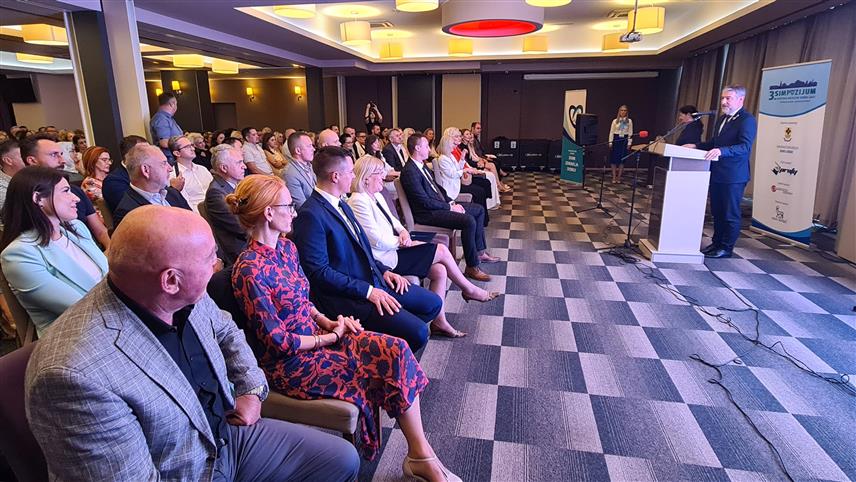 ДОБОЈ, 14. СЕПТЕМБРА /СРНА/ - Министар здравља и социјалне заштите Републике Српске Ален Шеранић отворио је данас у Добоју Трећи симпозијум доктора медицине, те истакао значај континуиране едукације и размјене искуства љекара.