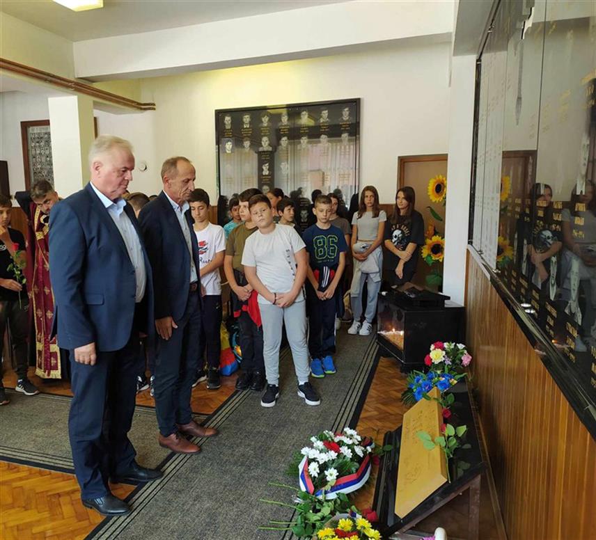 СРБАЦ, 14. СЕПТЕМБРА /СРНА/ - У Српцу је данас обиљежен Дан несталих и погинулих бораца у Одбрамбено-отаџбинском рату у којем је 147 Српчана дало животе, а за десеторицом се и даље трага.