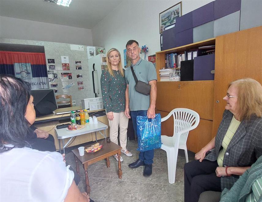 БРАТУНАЦ, 14. СЕПТЕМБРА /СРНА/ - Предсједник Општинске организације породица заробљених и погинулих бораца и несталих цивила Братунац Радојка Филиповић уручила је данас робно-новчане поклоне за 12 породица, чланова ове организације, поводом Дана несталих и заробљених Републике Српске, 15. септембра.