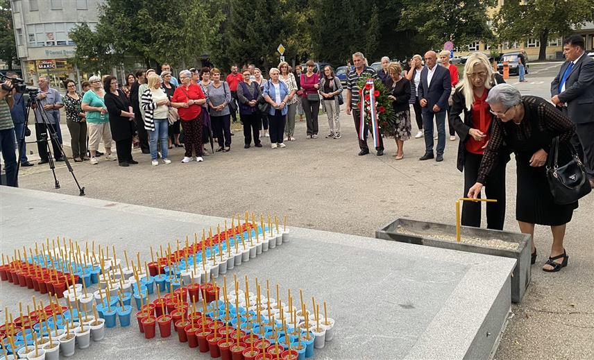 ПРИЈЕДОР, 14. СЕПТЕМБРА /СРНА/ - У Приједору су вечерас положени вијенци и прислужене свијеће испред Спомен-обиљежја "За крст часни" поводом Дана несталих и погинулих Републике Српске, 15. септембра.