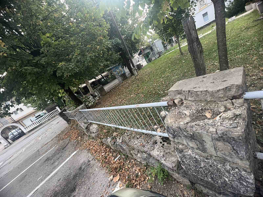 КЉУЧ, 14. СЕПТЕМБРА /СРНА/ - Храму Вазнесења Господњег у Кључу, који датира из 1880. године и био је сједиште Бихаћко-петровачке епархије током протеклог рата, данас је потребна помоћ за уређење порте.