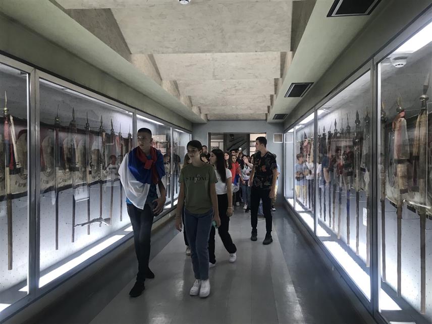 БЕОГРАД, 14. СЕПТЕМБРА /СРНА/ - Група од 50 најбољих ученика из Херцеговине у Републици Српској, посјетила је Војни музеј у Београду, у оквиру посјете Србији поводом предстојећег Дана српског јединства, слободе и националне заставе.