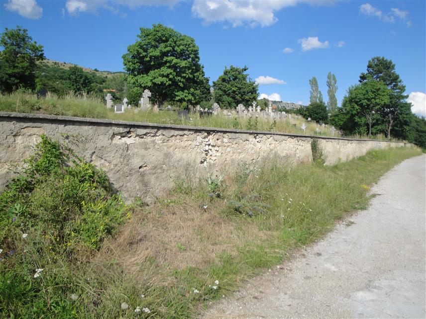 ЛИВНО, 14. СЕПТЕМБРА /СРНА/ - Наредних дана почеће изградња зидане ограде на српском православном гробљу у Застињу у Ливну које свједочи о вишевјековном присуству Срба на овом подручју, а један од надгробних споменика датира из 1716. године.