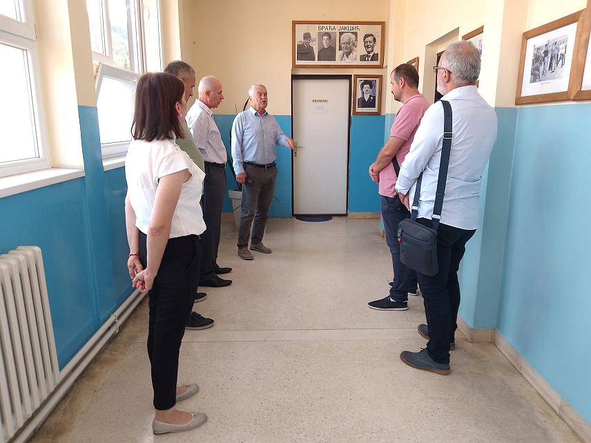 МИЛИЋИ, 14. СЕПTЕМБРА /СРНА/ - Ученици Основне школе  "Алекса Јакшић" у Милићима од ове школске године наставу похађају у реконструисаном објекту, захваљујући средствима које је обезбиједила компанија "Боксит", изјавио је Срни директор ове образовне установе Радомир Маџаревић.