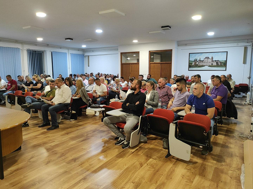 КОЗАРСКА ДУБИЦА, 15. СЕПТЕМБРА /СРНА/ - Новоименовани предсједник Општинског одбора СНСД-а у Козарској Дубици Игор Савкови и предсједник СНСД-а Милорад Додик.