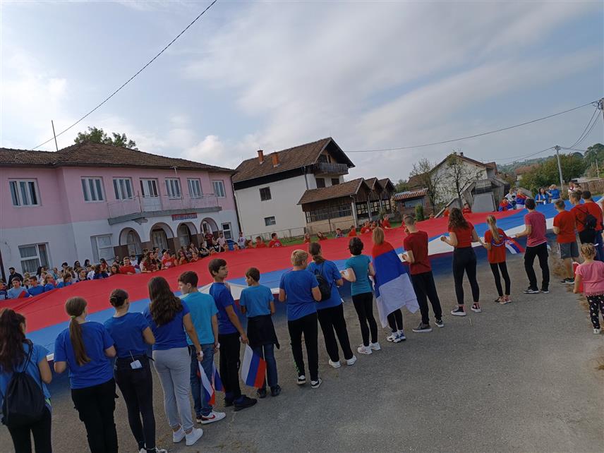 ДОБОЈ, 15. СЕПТЕМБРА /СРНА/ - Ученици Основне школе "Радоје Домановић" из Осјечана код Добоја данас су поводом Дана српског јединства, слободе и националне заставе пронијели заставу Републике Срспке од Дома културе до објекта ове школе.