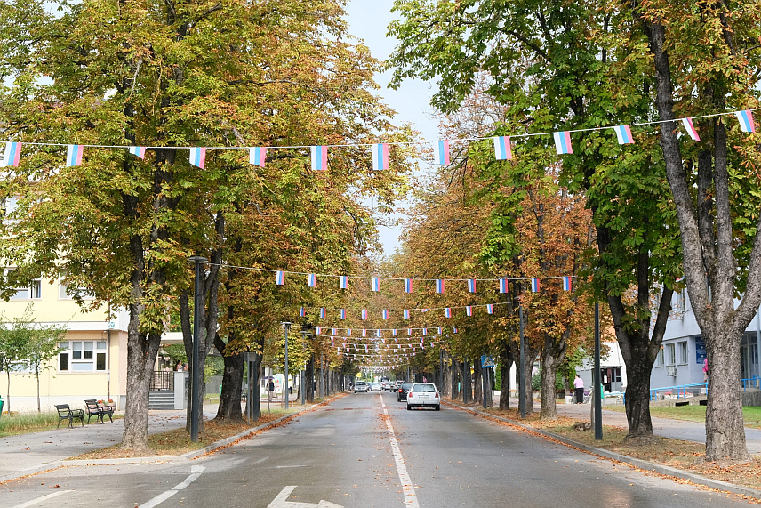 ПРИЈЕДОР, 15. СЕПТЕМБРА /СРНА/ - Град Приједор окићен заставама Републике Српске и Републике Србије. 