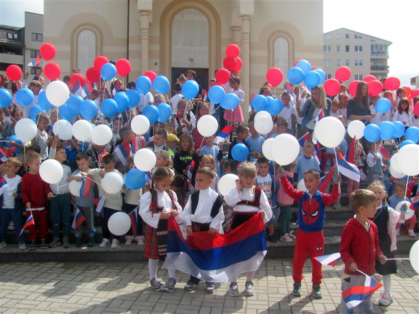 ПАЛЕ, 15. СЕПТЕМБРА /СРНА/ - На Палама је данас испред Саборног храма пуштањем балона у бојама заставе обиљежен 15. септембар - Дан српског јединства, слободе и националне заставе.
