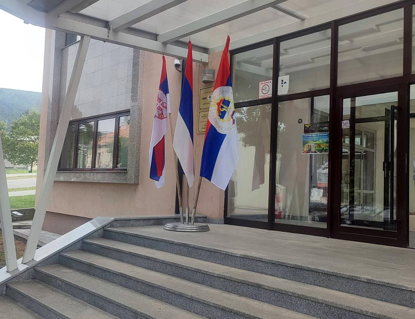 БИЛЕЋА, 15. СЕПTЕМБРА /СРНА/ - Зграда општине Билећа данас је, поводом Дана српског јединства, слободе и националне заставе, у свечаном руху, украшена српским заставама.
