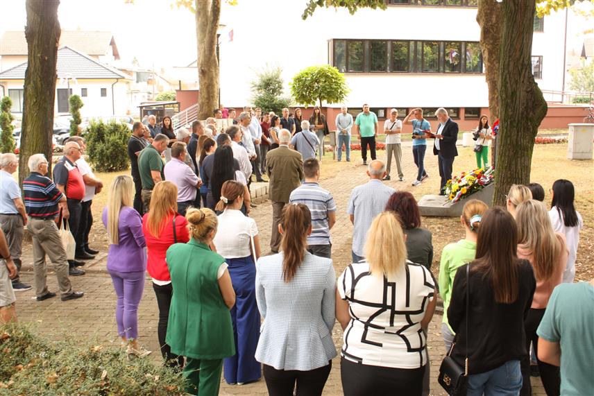 МОДРИЧА, 15. СЕПТЕМБРА /СРНА/ - Полагањем вијенаца на спомен-обиљежје солунским добровољцима у градском парку у Модричи данас је обиљежен Дан српског јединства, слободе и националне заставе који је установљен као сјећање на дан пробоја Солунског фронта у Првом свјетском рату.