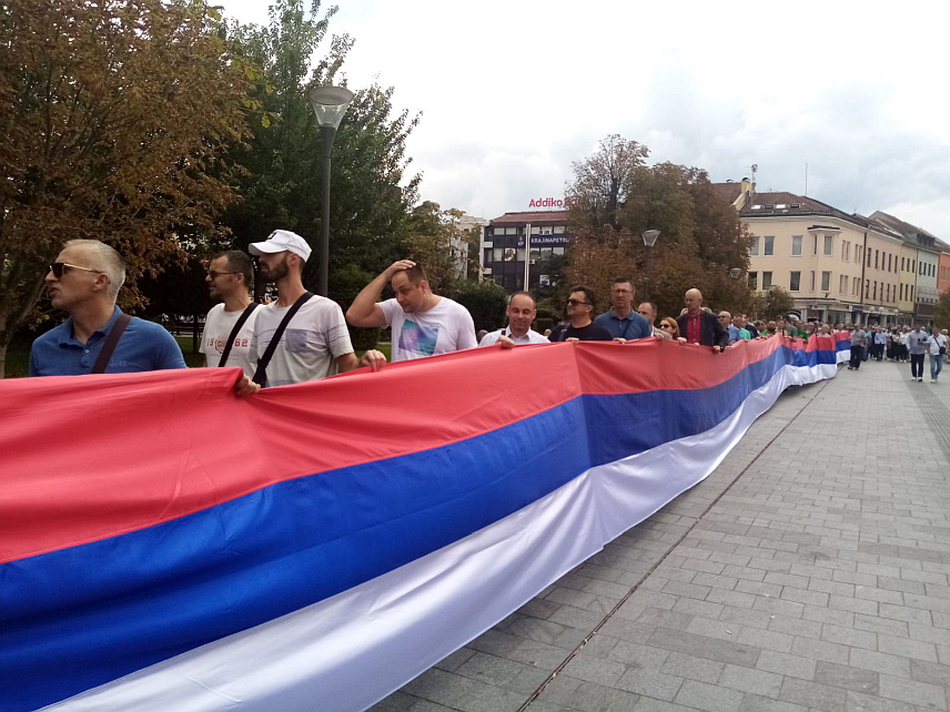БАЊАЛУКА, 15. СЕПТЕМБРА /СРНА/ - Чланови Градског одбора СНСД-а Бањалука данас су носили заставу Републике Српске дугу 100 метара од сједишта одбора до Палате Републике, чиме су симболично обиљежили Дан српског јединства, слободе и националне заставе. 