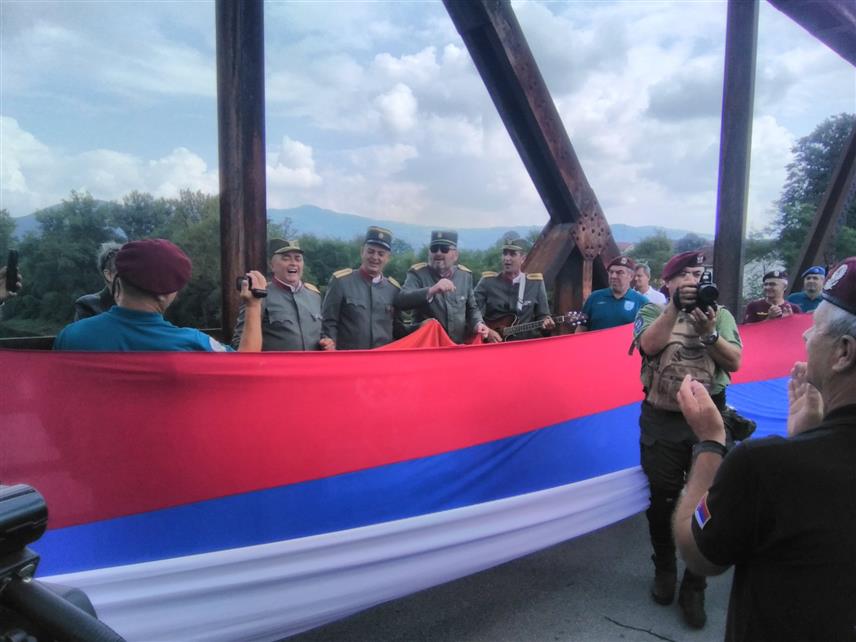 СКЕЛАНИ, 15. СЕПТЕМБРА /СРНА/ - На граничном мосту преко ријеке Дрине, између Скелана и Бајине Баште, спајањем застава Републике Српске и Србије, пјевањем химне "Боже правде" и подсјећањима на значај данашњег празника, обиљежен је Дан српског јединства, слободе и националне заставе.
