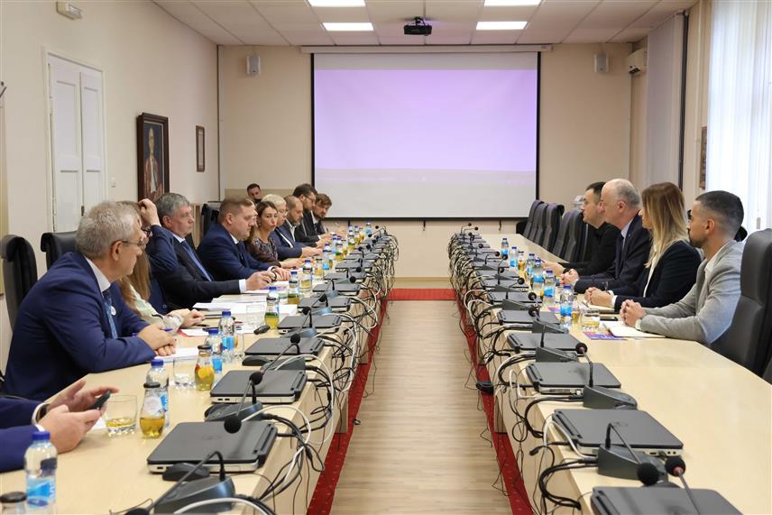 БАЊАЛУКА, 15. СЕПТЕМБРА /СРНА/ - Ректори Универзитета у Бањалуци Радослав Гајанин и Уралског федералног универзитета Виктор Анатољевич Кокшаров потписали су данас у Бањалуци споразум о сарадњи двије високошколске установе. 