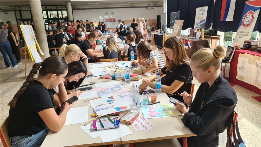 ДОБОЈ, 15. СЕПТЕМБРА /СРНА/ - У Добоју се данас одржавају радионице у којима учествују ученици економских школа из Добоја и Сремске Митровице, организоване поводом Дана српског јединства, слободе и националне заставе. 