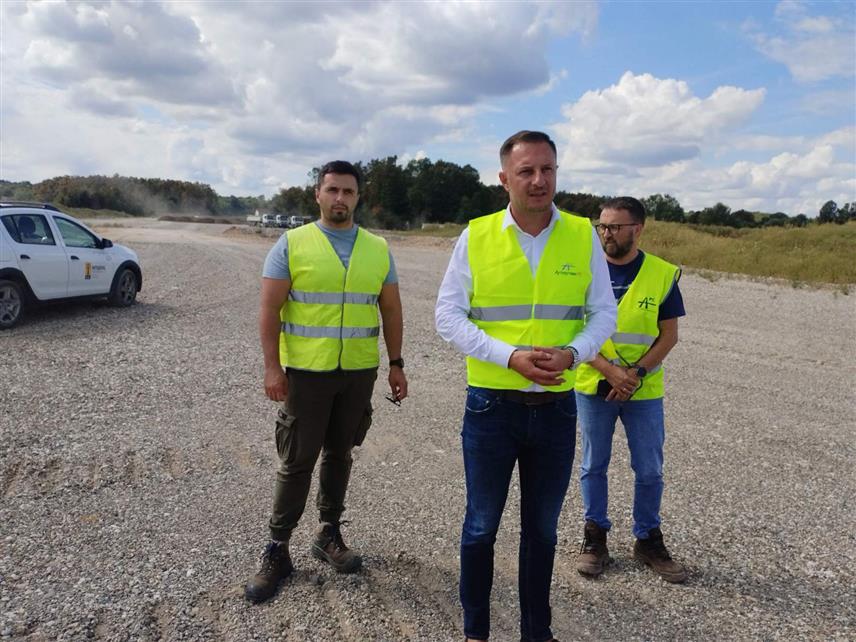 БИЈЕЉИНА, 15. СЕПТЕМБРА /СРНА/ - Вршилац дужности директора "Аутопутева Републике Српске" Недељко Ћорић на дионици ауто-пута Бијељина-Рача.