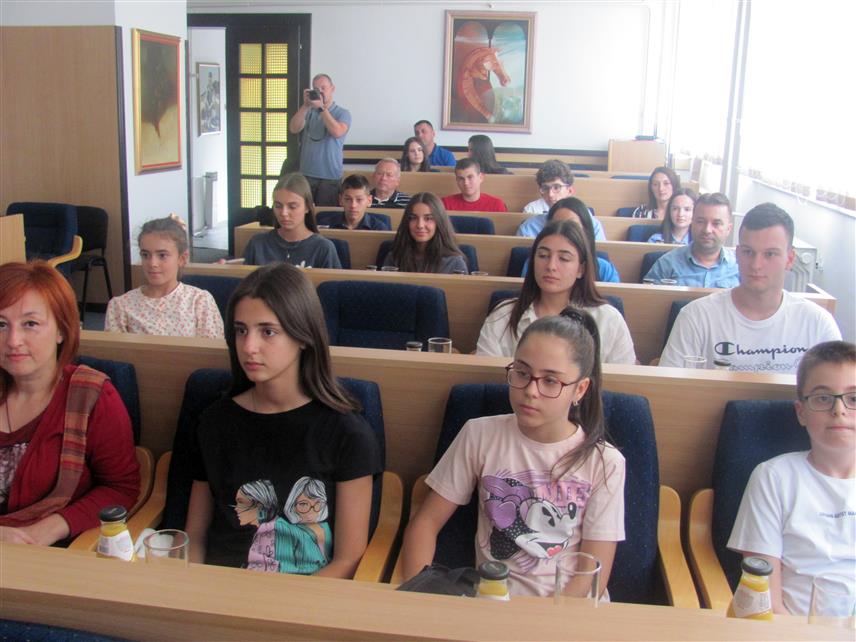 ПАЛЕ, 15. СЕПТЕМБРА /СРНА/ - Начелник општине Пале Бошко Југовић уприличио је данас пријем за 21 основца са подручја општине који је добио Вукову диплому, као и ученике који су остварили запажене резултате на републичким такмичењима.