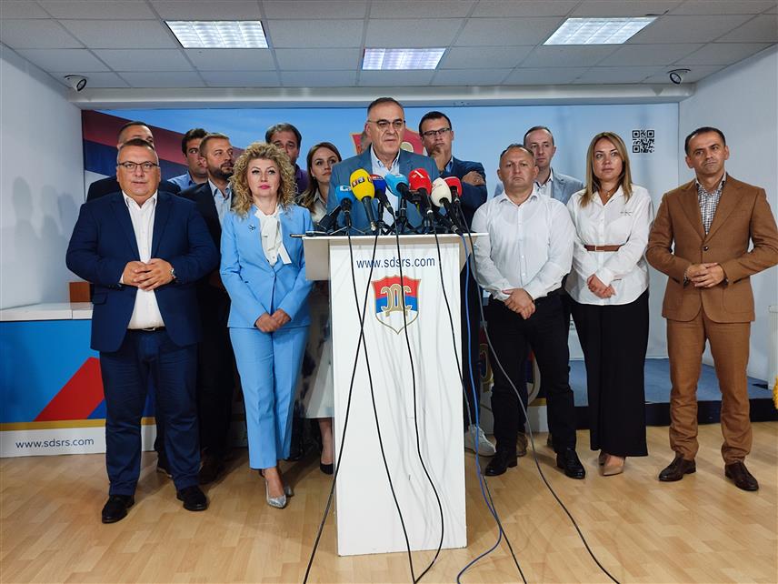 БАЊАЛУКА, 15. СЕПТЕМБРА /СРНА/ - Предсједник СДС-а Милан Миличевић на конференцији за новинаре након састанка СДС-а у Бањалуци.