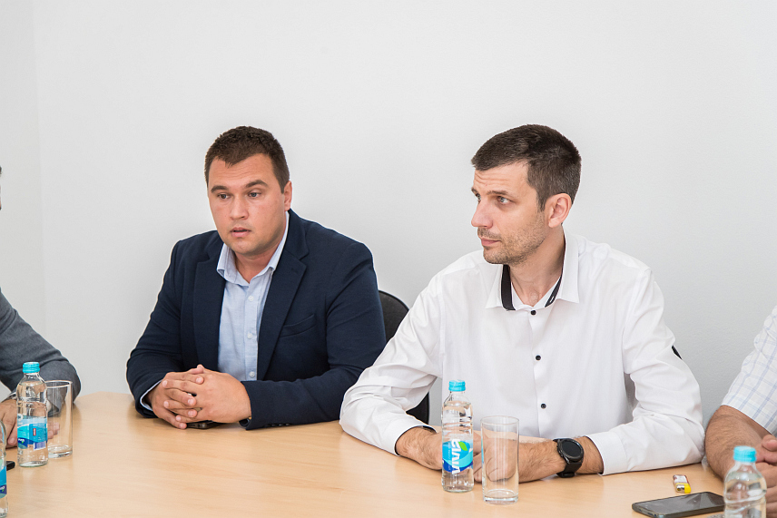 ПРЊАВОР, 15. СЕПТЕМБРА /СРНА/ - Директор Основне школе "Вук Караџић" у Доњим Вијачанима Славољуб Козаревић и вршилац дужности начелника Одјељења за стамбено-комуналне послове и инвестиције у Прњавору Далибор Прерадовић.