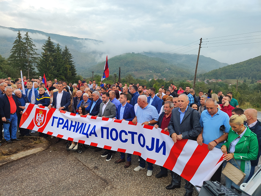 ФОЧА, 15. СЕПТЕМБРА /СРНА/ - На међуентитетској граници у Филиповићима код Фоче почео је мирни скуп у знак подршке институцијама Републике Српске и српског јединства, а окупљени грађани развили су српску тробојницу дугу 50 метара.