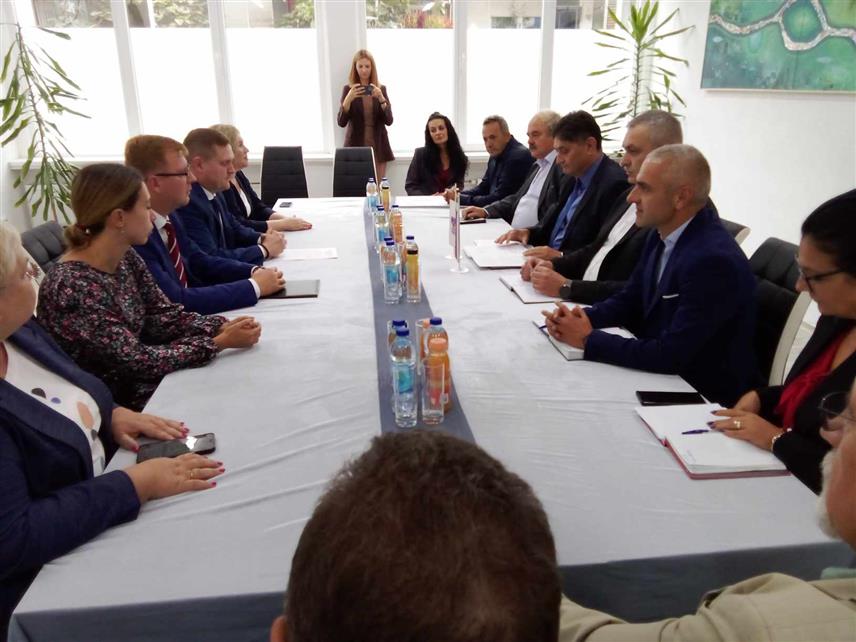 НОВИ ГРАД, 15. СЕПТЕМБРА /СРНА/ - Делегација руске Свердловске области, која је у посјети Републици Српској, боравила је данас у Новом Граду гдје се састала са представницима локалне власти.