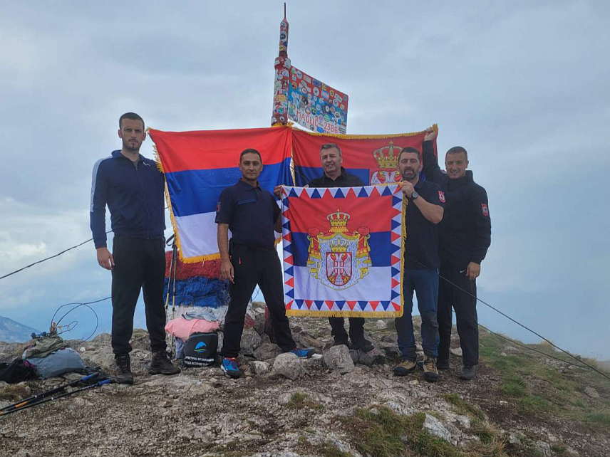 ИСТОЧНО САРАЈЕВО, 15. СЕПТЕМБРА /СРНА/ - Припадници Републичке управе цивилне заштите, предвођени директором Миланом Новитовићем, попели су се данас на врх планине Маглић на 2.386 метара надморске висине и развили заставе Републике Српске и Србије поводом Дана српског јединства, слободе и националне заставе.