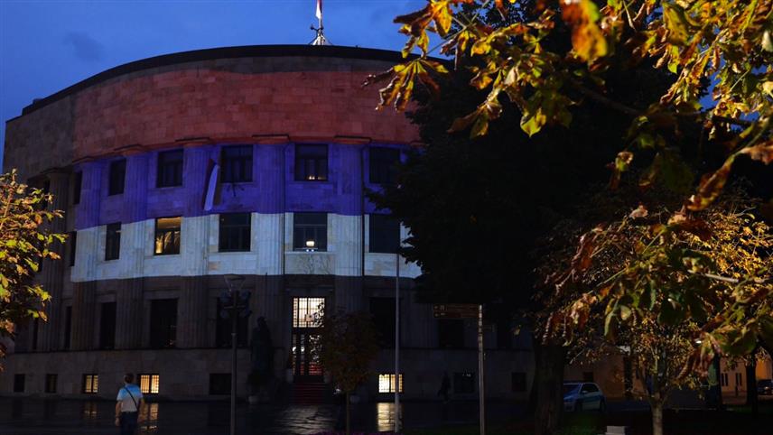 БАЊАЛУКА, 15. СЕПТЕМБРА /СРНА/ - Палата Републике у Бањалуци вечерас је освијетљена у бојама застава Републике Српске и Србије, поводом обиљежавања Дана српског јединства, слободе и националне заставе.