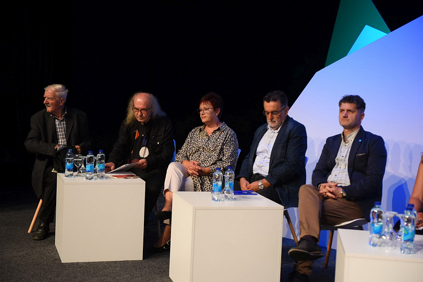 ПРИЈЕДОР, 15.СЕПТЕМБРА / СРНА/ - У Приједору су вечерас свечано отворени 51. Књижевни сусрет на Козари, једна од најзначајнијих књижевних манифестација у Републици Српској.