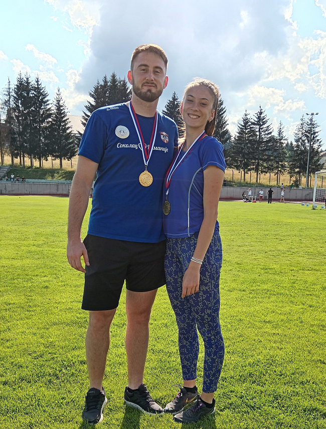 СОКОЛАЦ, 15. СЕПTЕМБРА /СРНА/ - Чланови соколачког Атлетског клуба брат и сестра Александар и Сара Лучић .