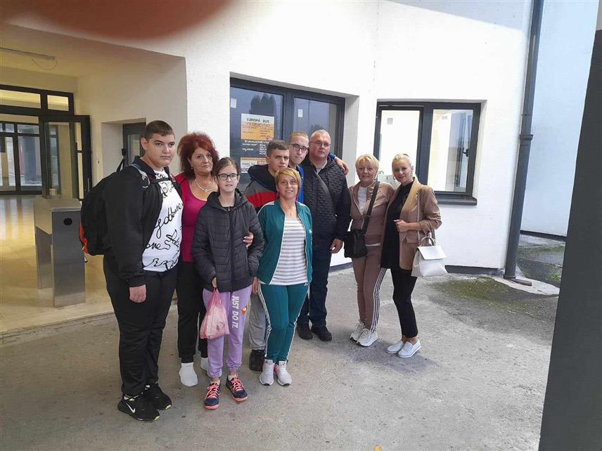 НОВИ ГРАД, 15. СЕПТЕМБРА /СРНА/ - У склопу пројекта Социјализација дјеце Републике Српске з Новог Града јутрос је из Новог Града у Бечиће отпутовало осам чланова Удружења дјеце и омладине са посебним потребама и њихових родитеља "Искра".