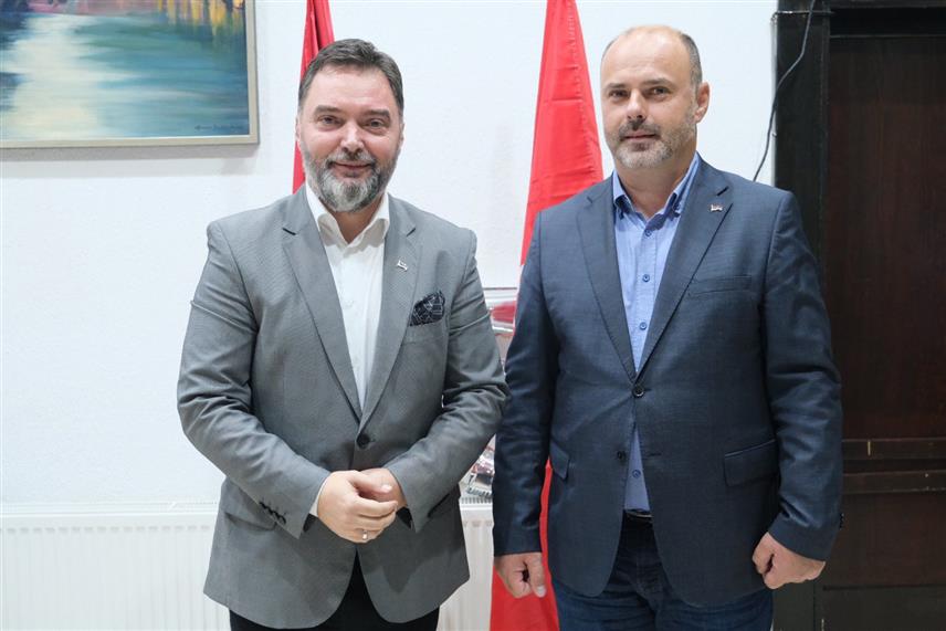 ВИШЕГРАД, 16. СЕПТЕМБРА /СРНА/ - Оснивачи и чланови СНСД-а у Вишеграду су окупљањем поводом 25 година постојања СНСД-а показали јединство, снагу, визију, одговорне политике, резултате и планове за будућност, поручено је на свечаности у хотелу "Вилина влас".