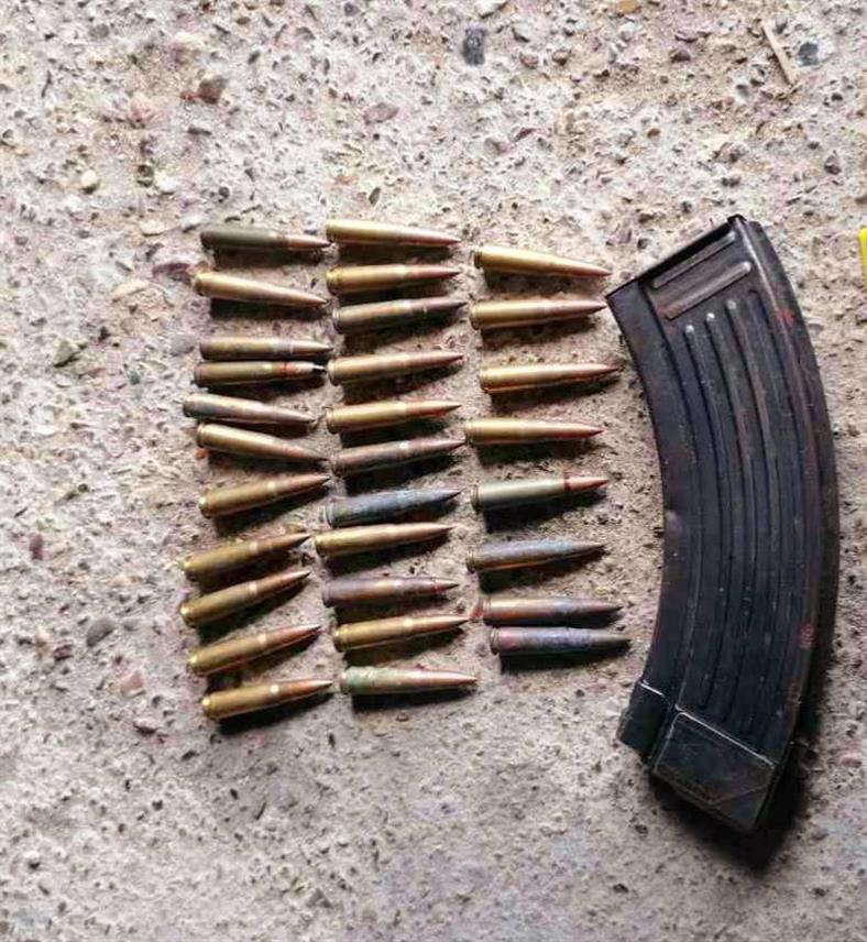 ДОБОЈ, 16. СЕПТЕМБРА /СРНА/ - Полиција је у Дервенти ухапсила лице са подручја овог града чији су иницијали Д.Ш. од којег је одузела полуаутоматску пушку, 14 ручних бомби, три кумулативне противтенковске бомбе, један тромблон.