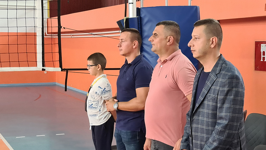 ДОБОЈ, 16. СЕПТЕМБРА /СРНА/ - Отварању рекреативне лиге у одбојци, која се одржава у спортској дворани добојске Основне школе "Вук Стефановић Караџић", присуствују посланик у Народној скупштини Републике Српске Данијел Јошић и замјеник министра одбране у Савјету министара Александар Гогановић.