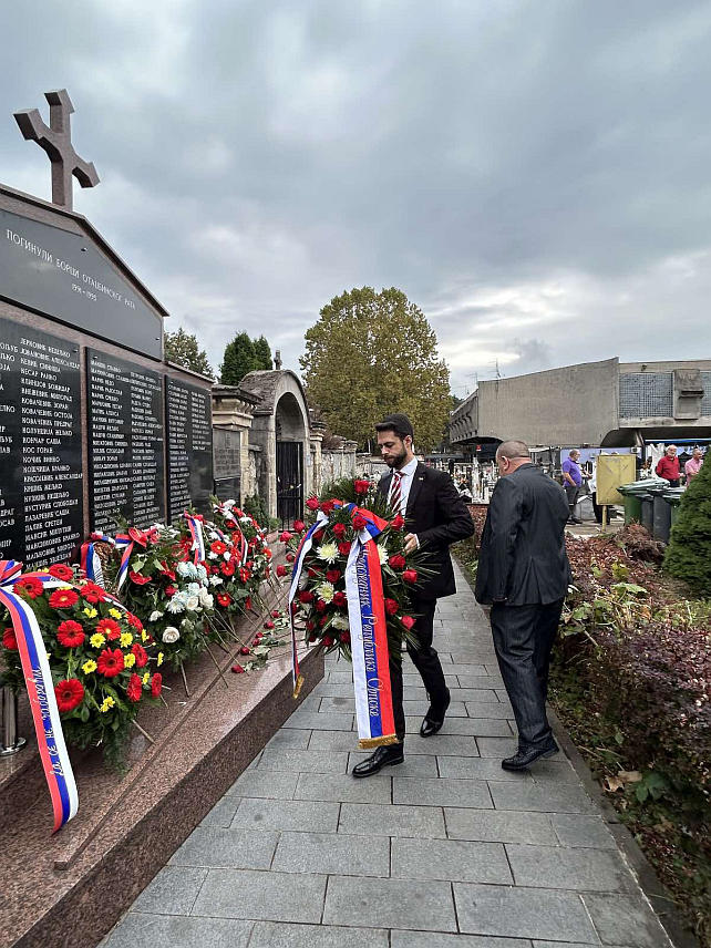 БАЊАЛУКА, 16. СЕПТЕМБРА /СРНА/ - Полагањем вијенаца на споменику палим борцима Одбрамбено-отаџбинског рата на гробљу Свети Пантелија у Бањалуци обиљежене су 32 године од оснивања 16. Крајишке моторизоване бригаде и поручено да не смије бити заборављена жртва палих бораца.