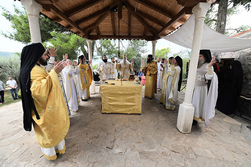 ПОДГОРИЦА, 16. СЕПТЕМБРА /СРНА/ - Михољска Превлака је мјесто обнове које је дуго било запустошено, али никада заборављено и потиснуто из памћења, поручио је данас Његово високопреосвештенство митрополит Јоаникије пред почетак округлог стола о историји, значају и обнови манастира Превлака.