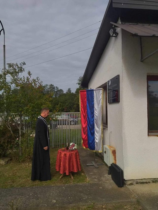 БРОД, 16. СЕПТЕМБРА /СРНА/ - У насељу Горњи Клакар у Броду, у кругу бивше фабрике грађевинског материјала "Грамат", данас је служен помен и одата почаст првој цивилној жртви рата у БиХ Војиславу Горановићу, кога је на радном мјесту у циглани убила артиљеријска граната испаљена са територије Хрватске 16. септембра 1991. године.