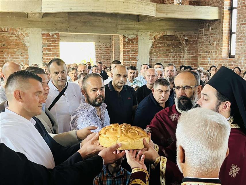 КОЗАРСКА ДУБИЦА, 16. СЕПTЕМБАРА /СРНА/ - Храм Светих јасеновачких мученика у Међувођу код Козарске Дубице - ломљењем славског колача обиљежена крсна слава , а предсједник општине Смедеревска Паланка Никола Вучен, овогодишњи је кум славе овог храма.