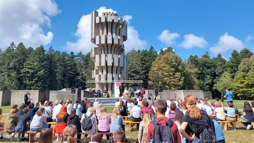 ПРИЈЕДОР, 16. СЕПТЕМБРА /СРНА/ - Традиционални поетски час одржан је данас на Мраковици, гдје су окупљени могли да чују и стихове чувене поеме Скендера Куленовића "Стојанка Мајка Кнежопољка", које је говорила приједорска глумица Мирела Предојевић, чиме су настављени "Књижевни сусрети на Козари".