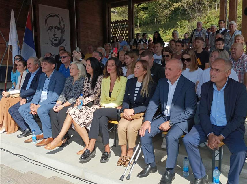 ХАШАНИ , 16. СЕПТЕМБРА /СРНА/ - Под балканским небом нема писца који је више волио свој завичај и људе као што је Бранко Ћопић, истакла је помоћник министра за културу Тања Ђаковић отварајући у Ћопићевом родном мјесту Хашанима дводневну манифестацију "Отворена башта сљезове боје".