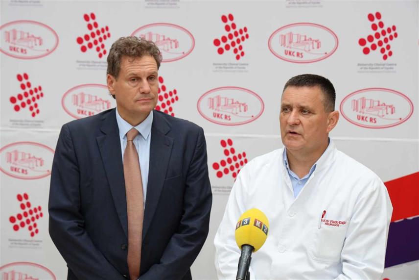 БАЊАЛУКА, 16. СЕПТЕМБРА /СРНА/ - Генерални директор Универзитетског клиничког центра /УКЦ/ Републике Српске Владо Ђајић разговарао је данас са власником адвокатске канцеларије из Беча Детлевом Баумгартеном о могућности лијечења пацијената из Аустрије, Њемачке и Швајцарске у УКЦ-у Српске.
